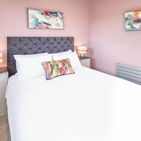 Host & Stay - Coppice Towers דירה